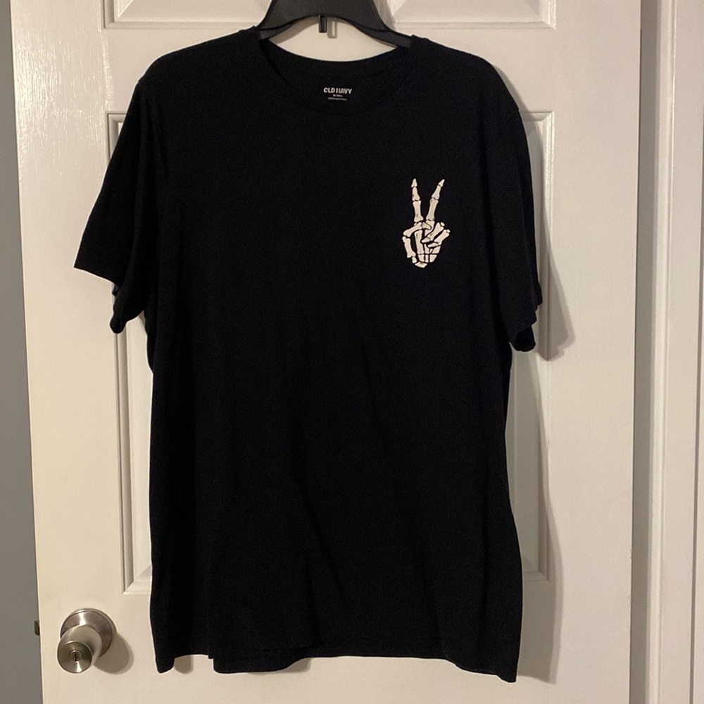 Skeleton peace sign tee